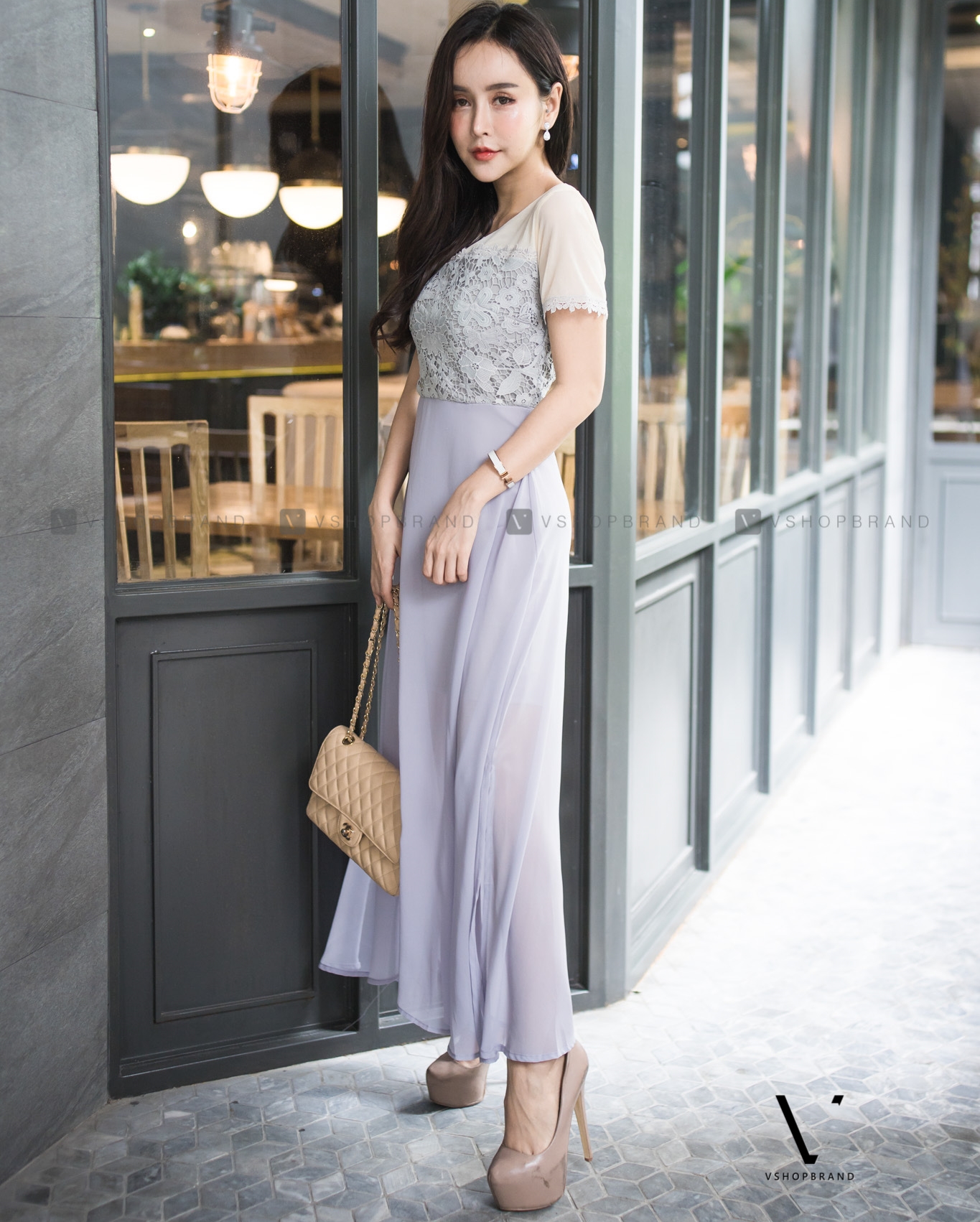 ชุดเดรสยาวสีเทา แต่งลูกไม้ แขนสั้น กระโปรงยาวผ้าชีฟองทรงบาน แนวสวยหวาน ดูดี