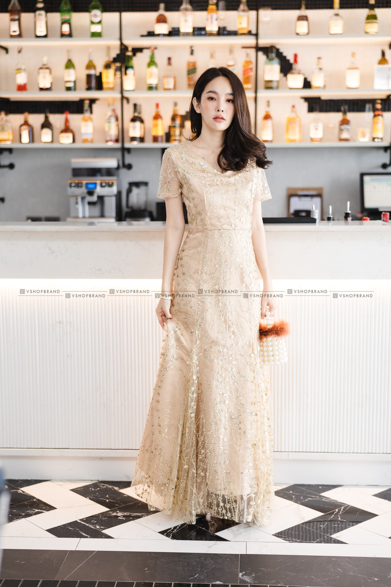 ชุดออกงานราตรียาวสีทอง ผ้ากากเพชรคริสตรัลระยิบระยับ แขนสั้น กระโปรงยาวทรงเอบาน แนวเรียบหรู สวยสง่า ดูแพง เหมาะสำหรับใส่ออกงานราตรี ไปงานแต่งกลางคืน