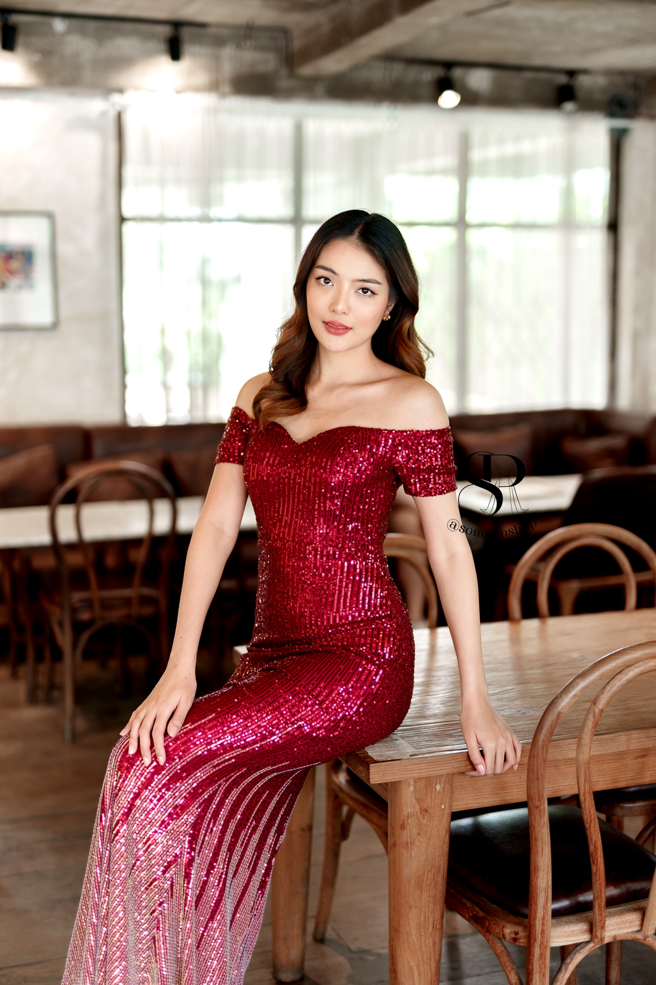ชุดราตรียาวสีแดง ทรงเปิดไหล่ เข้ารูปทรงสวย ผ้าปักเลื่อม แนวเรียบหรูสวยสง่าดูแพง ใส่ออกงานราตรี งานแต่งงานกลางคืน ชุดงานประกวด งานรับรางวัล ชุดเพื่อนเจ้าสาวงานงานเย็น