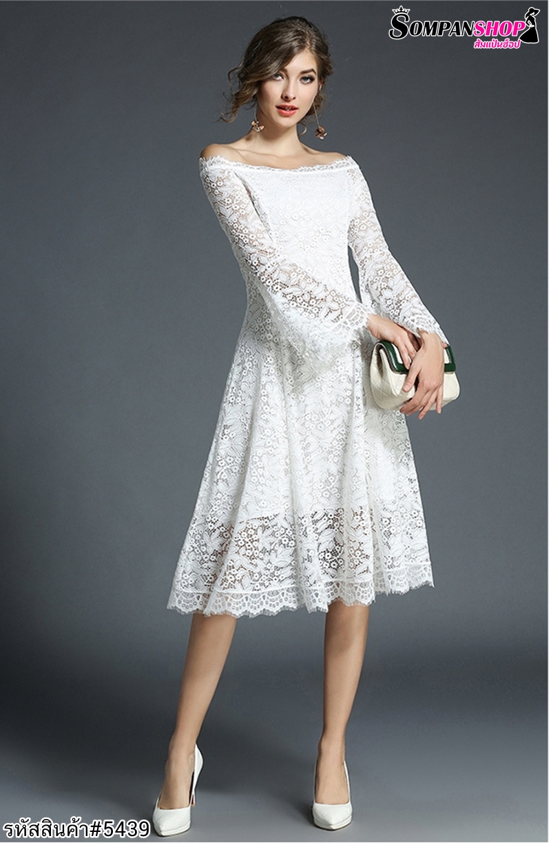 ชุดเดรสสั้นสีขาว ผ้าลูกไม้ คอปาด แขนยาว กระโปรงยาวคลุมเข่าทรงบาน แนวเรียบร้อย สวยหวาน ใส่ดูดีสวยสุภาพ