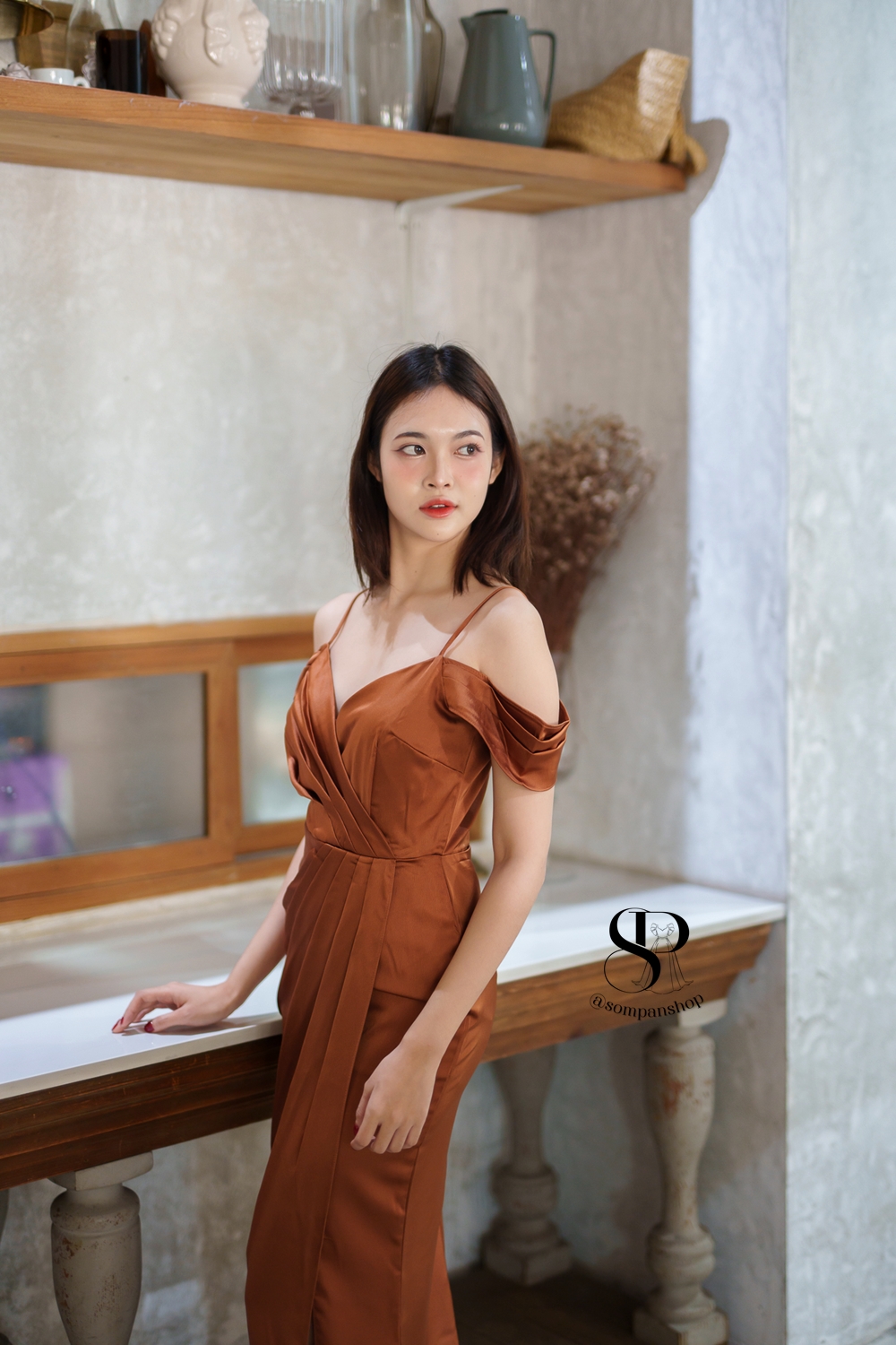 ชุดออกงานสีน้ำตาลทอง เดรสยาวสายเดี่ยวคล้องไหล่ กระโปรงยาวผ่าหน้า แนวเรียบหรู ชุดราตรี ชุดไปงานแต่งงาน