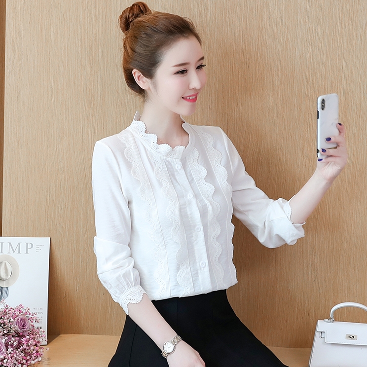 เสื้อเชิ้ตผู้หญิงทำงานสีขาว แขนยาว แต่งระบายลูกไม้