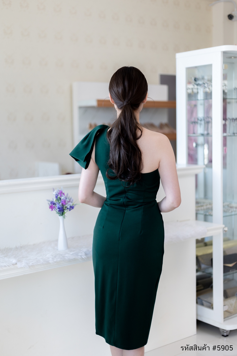 ชุดราตรี ชุดออกงาน ชุดไปงานแต่งสีเขียว เดรสสั้นทรงเอเข้ารูปไหล่เฉียงข้างแต่งโบว์ แนวเรียบหรู สวยดูดี