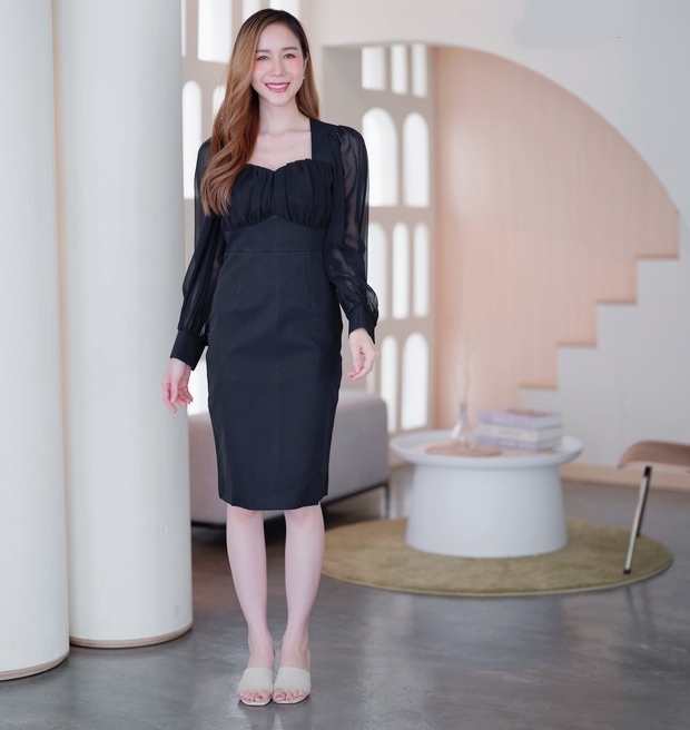 ชุดเดรสสั้นสีดำเรียบร้อย สวยดูดี ดูสุภาพ ทรงเข้ารูปแขนยาว แนว
