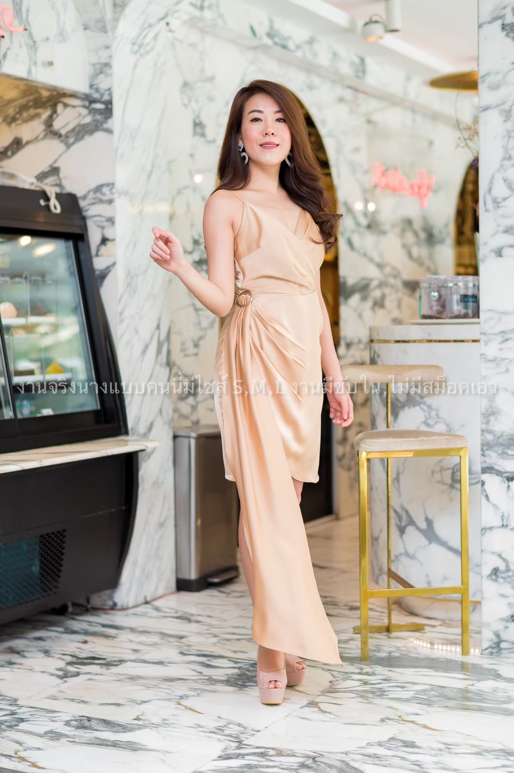 ชุดราตรี ชุดออกงาน ชุดไปงานแต่งงานสีครีมเบจ เดรสสั้นออกงานสายเดี่ยวเอวระบาย