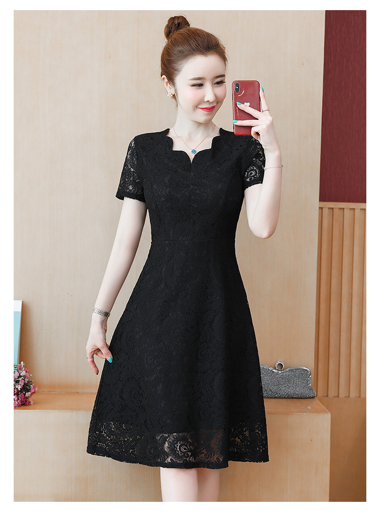 ชุดเดรสลูกไม้สีดำ แขนสั้น กระโปรงทรงบานคลุมเข่า แนวเรียบร้อยสวยสุภาพ