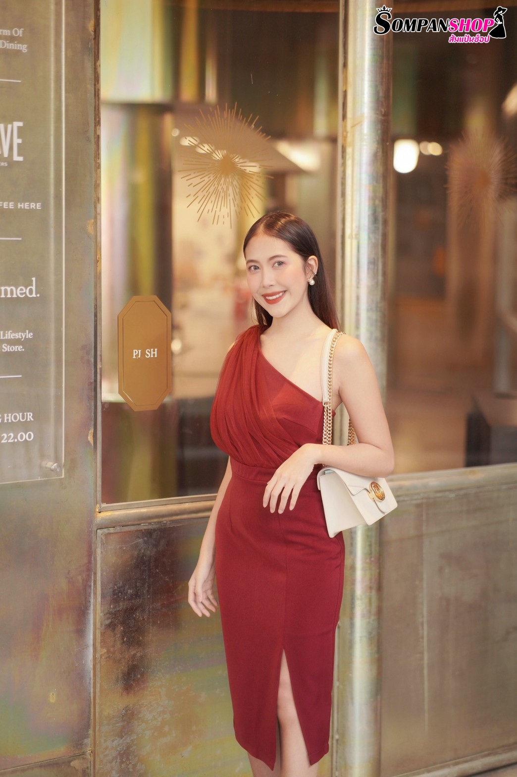 ชุดราตรี ชุดออกงาน ชุดไปงานแต่งงานสีแดงเลือดหมู ไหล่เฉียงข้างแต่งผ้าซีทรู เรียบหรู สวยดูดี