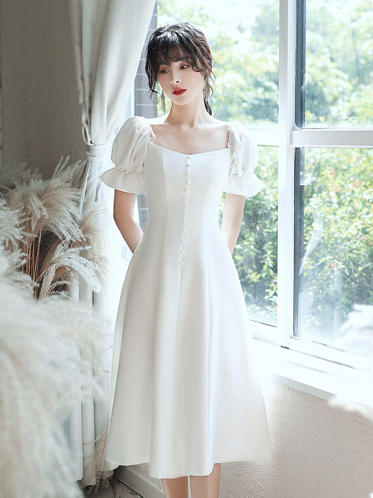 ชุดเดรสออกงานสีขาว แขนตุ๊กตา แต่งกระดุมมุก กระโปรงสั้นทรงบาน เรียบหรู สวยดูดี สไตล์มินิมอล ใส่เป็น ชุดราตรี ชุดออกงาน ชุดไปงานแต่งงาน กลางวัน กลางคืน