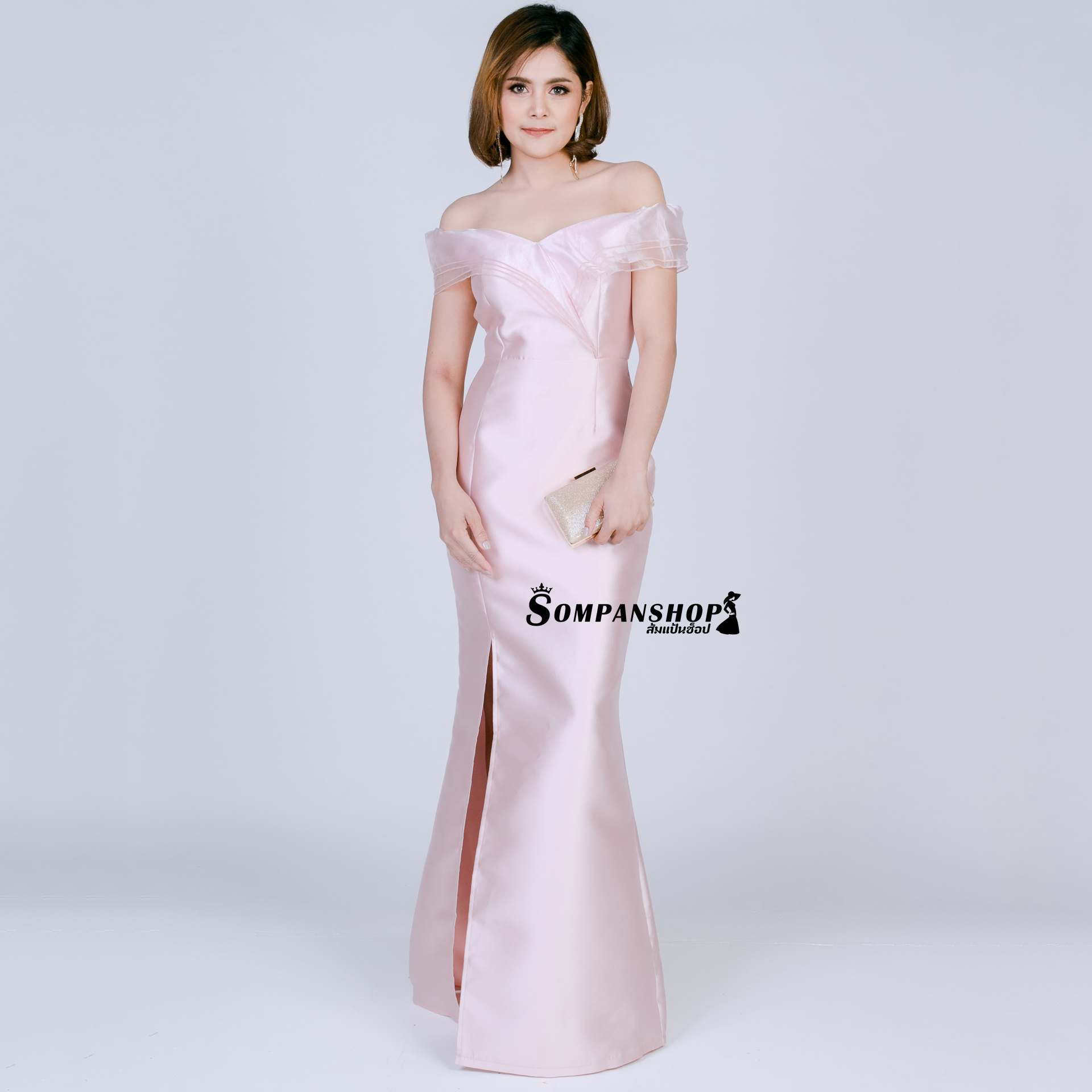 ชุดราตรียาวออกงานสีชมพู ทรงเปิดไหล่ระบายแต่งผ้าไหมแก้ว กระโปรงยาวผ่าหน้า แนวเรียบๆ สวยหรู ดูดี