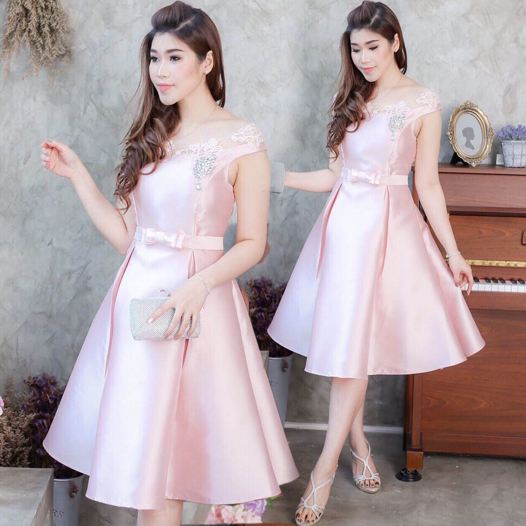 ชุดออกงาน ชุดไปงานแต่งงานสีชมพูพิงค์โกลว์อมทอง ปาดไหล่ปักลูกไม้ ผ้าไหมอิตาลี แนวสวยหวาน เรียบหรู
