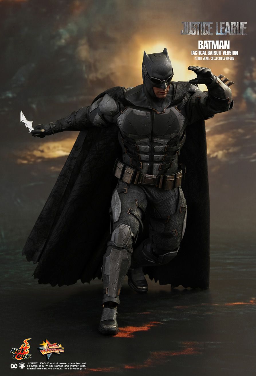HOT TOYS 1/6 BATMAN (TACTICAL BATSUIT VERSION)
