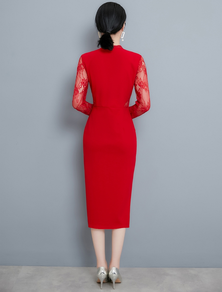 ชุดเดรสสั้นสีแดง ผ้าลูกไม้ คอวีป้ายแต่งลูกไม้ แขนยาวลูกไม้ ทรงเข้ารูป กระโปรงคลุมเข่าทรงสอบผ่าหน้า