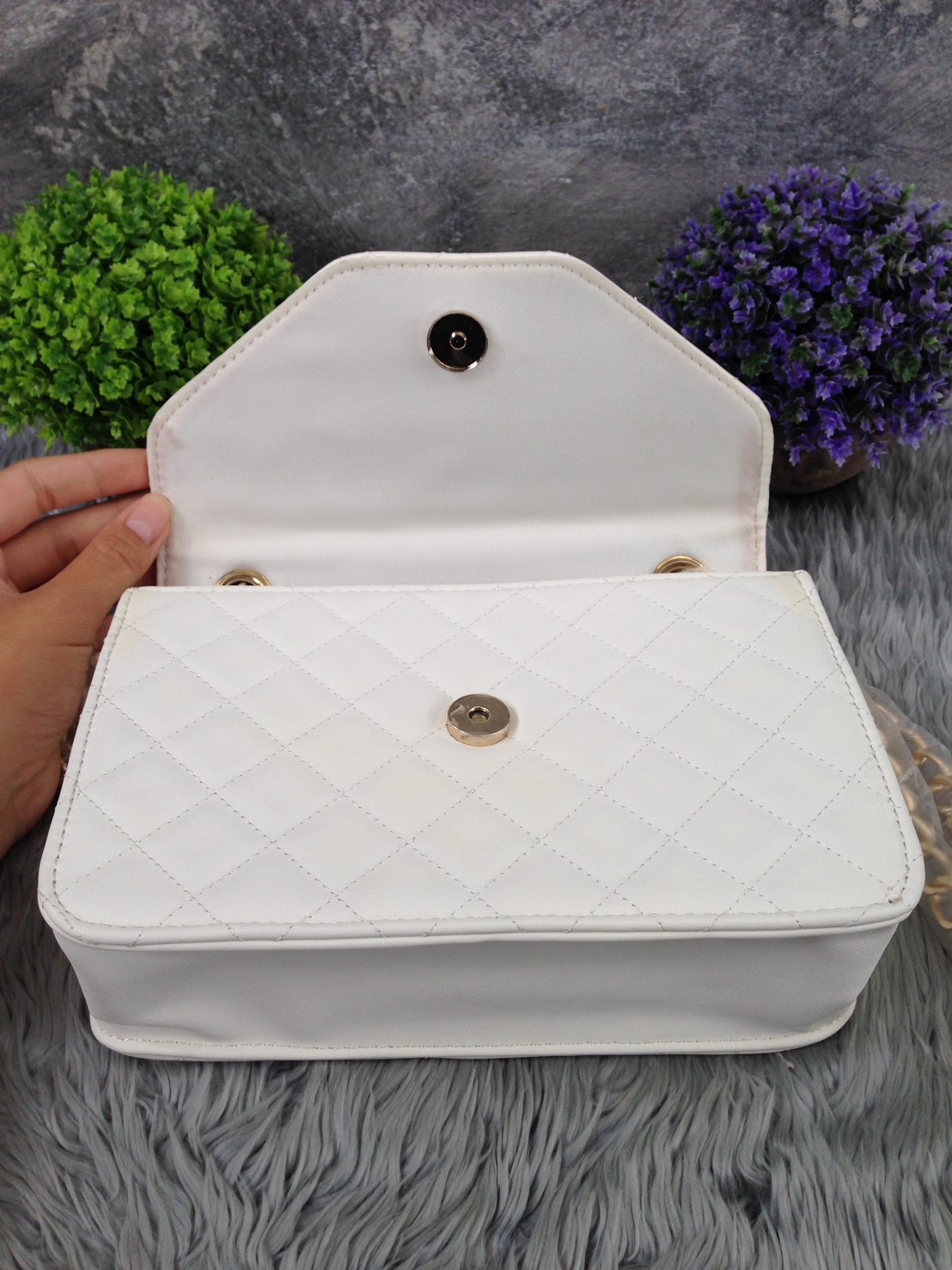 ❌Sale สินค้ามือ1 มีตำหนิ❌ GUESS QUILTED ELANA CROSSBODY BAG