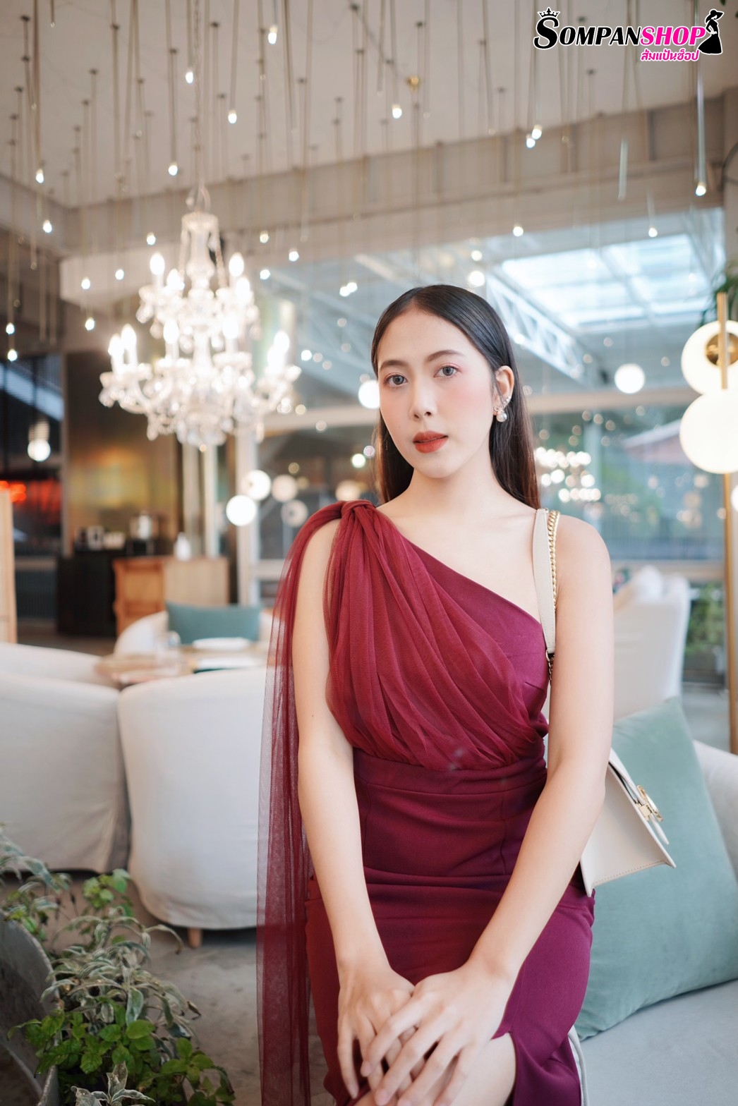 ชุดราตรี ชุดออกงาน ชุดไปงานแต่งงานสีแดงเลือดหมู ไหล่เฉียงข้างแต่งผ้าซีทรู เรียบหรู สวยดูดี