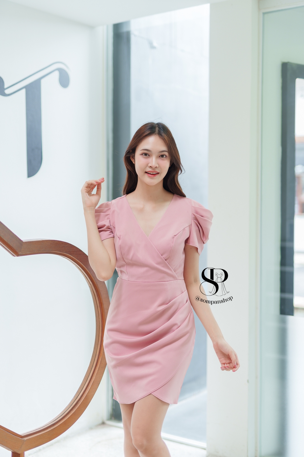 ชุดเดรสสั้นออกงานสีชมพู ทรงเอเข้ารูป คอวี แขนสั้น ลุคเรียบหรู ดูแพง ใส่ไปงานแต่งกลางวัน/กลางคืน ชุดราตรี ชุดไปงานแต่ง ชุดออกงาน