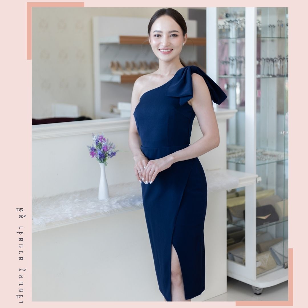 ชุดราตรี ชุดออกงาน ชุดไปงานแต่งสีน้ำเงินกรมท่า เดรสสั้นทรงเอเข้ารูปไหล่เฉียงข้างแต่งโบว์ แนวเรียบหรู สวยหรู ดูดี ดูแพงมากๆ