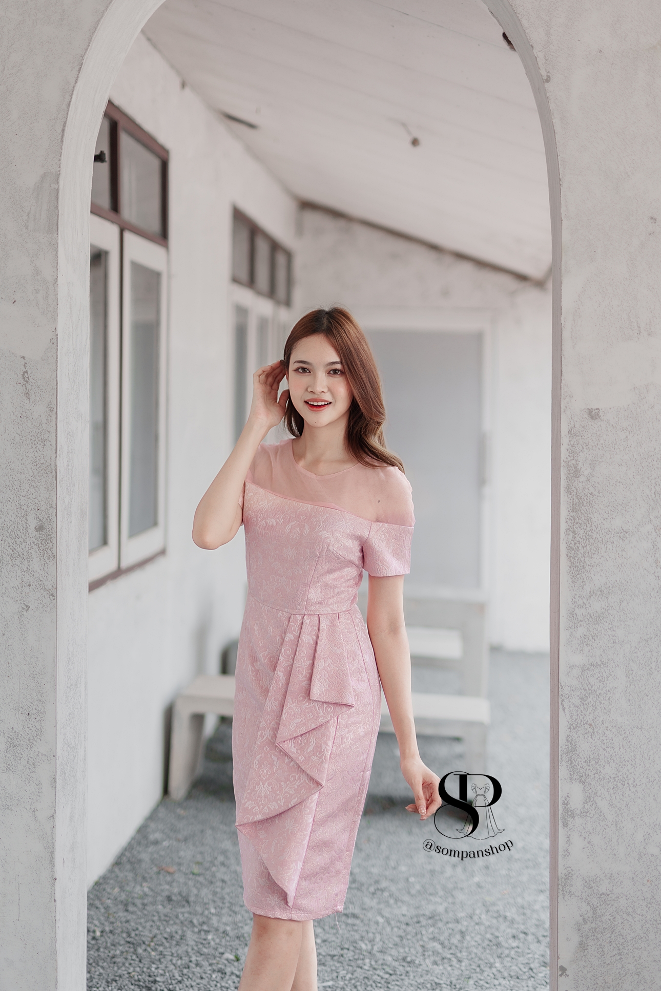 ชุดเดรสออกงานสีชมพู ทรงเข้ารูป ผ้าอัดลาย ช่วงไหล่ซีทรู เอวแต่งจีบ ทรงเข้ารูป เรียบหรู สวย ดูดี ใส่เป็นชุดราตรี ชุดออกงาน ชุดไปงานแต่งงาน กลางวัน กลางคืน