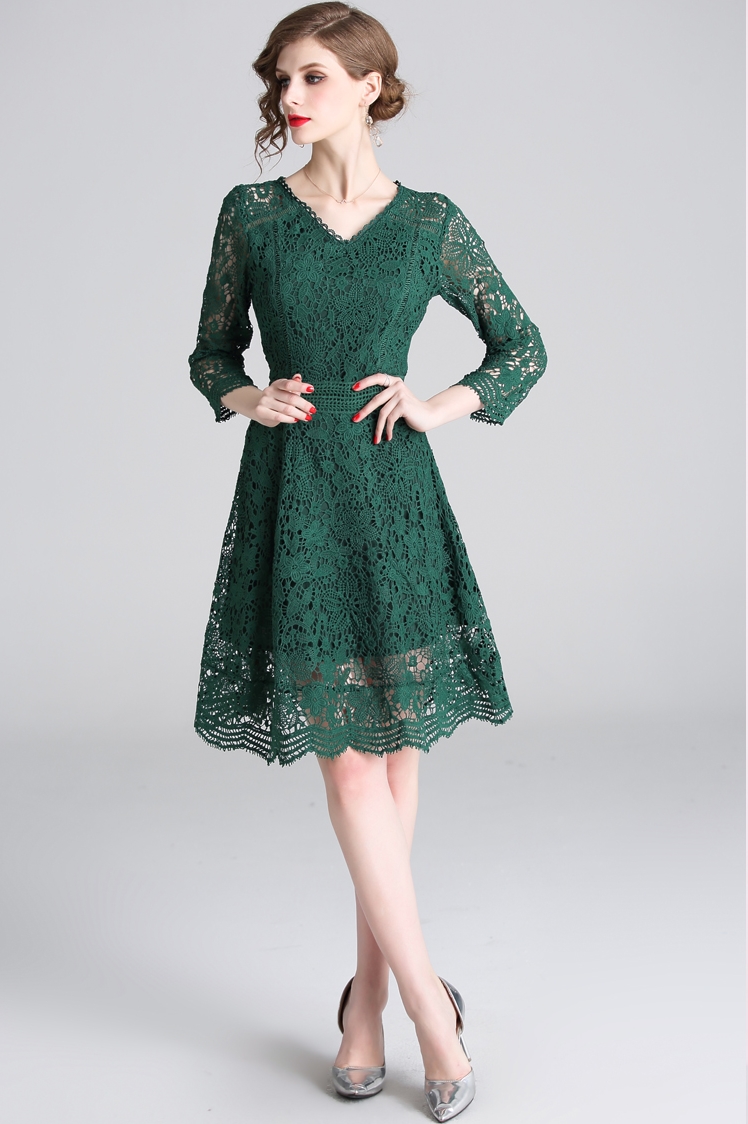 ชุดเดรสสั้นสีเขียว ผ้าลูกไม้ แขนยาว แนวเรียบร้อย สวยสุภาพ ดูดี ใส่ทำงาน ใส่ออกงาน ไปงานแต่งงาน