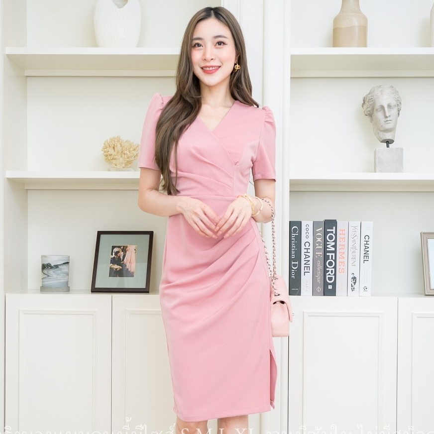 ชุดเดรสสั้นสีชมพู แขนสั้น คอวี ทรงเข้ารูป แนวเรียบร้อย สวย ดูดี ชุดเดรสทำงาน ชุดเดรสออกงาน ชุดเดรสไปงานแต่ง