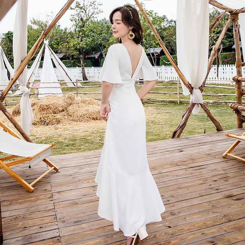 ชุดเดรสยาวสีขาว คอวี แขนระบาย เรียบหรู สวยดูดีมากๆ แฟชั่นชุดเที่ยวทะเลสวยๆ