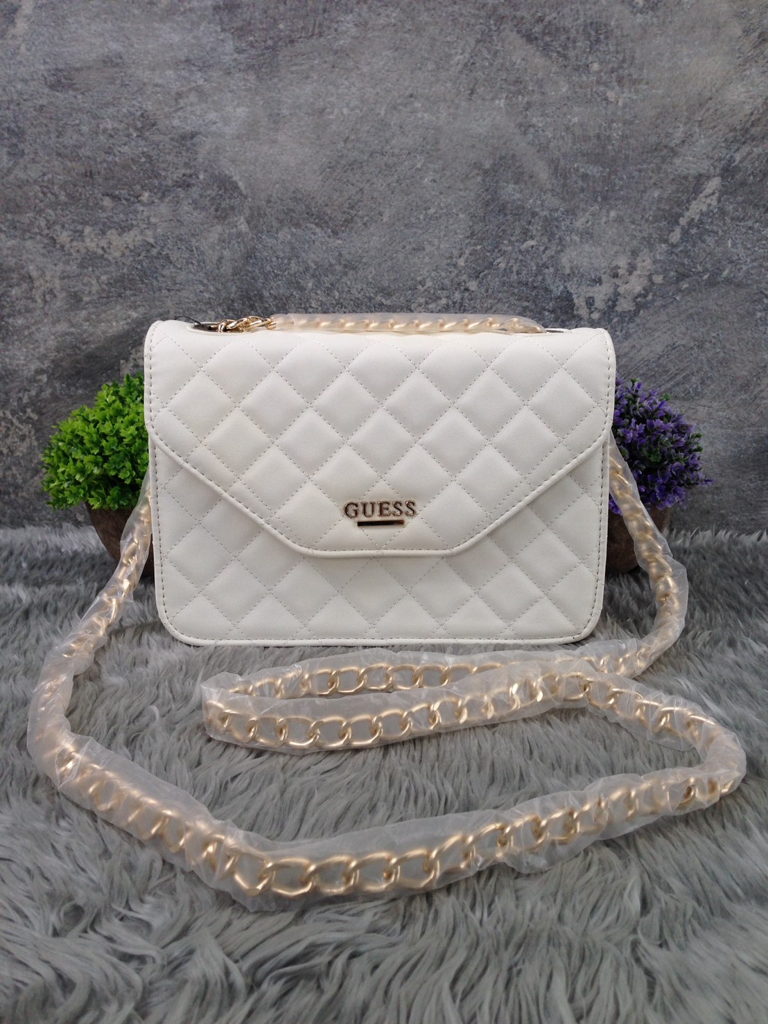❌Sale สินค้ามือ1 มีตำหนิ❌ GUESS QUILTED ELANA CROSSBODY BAG