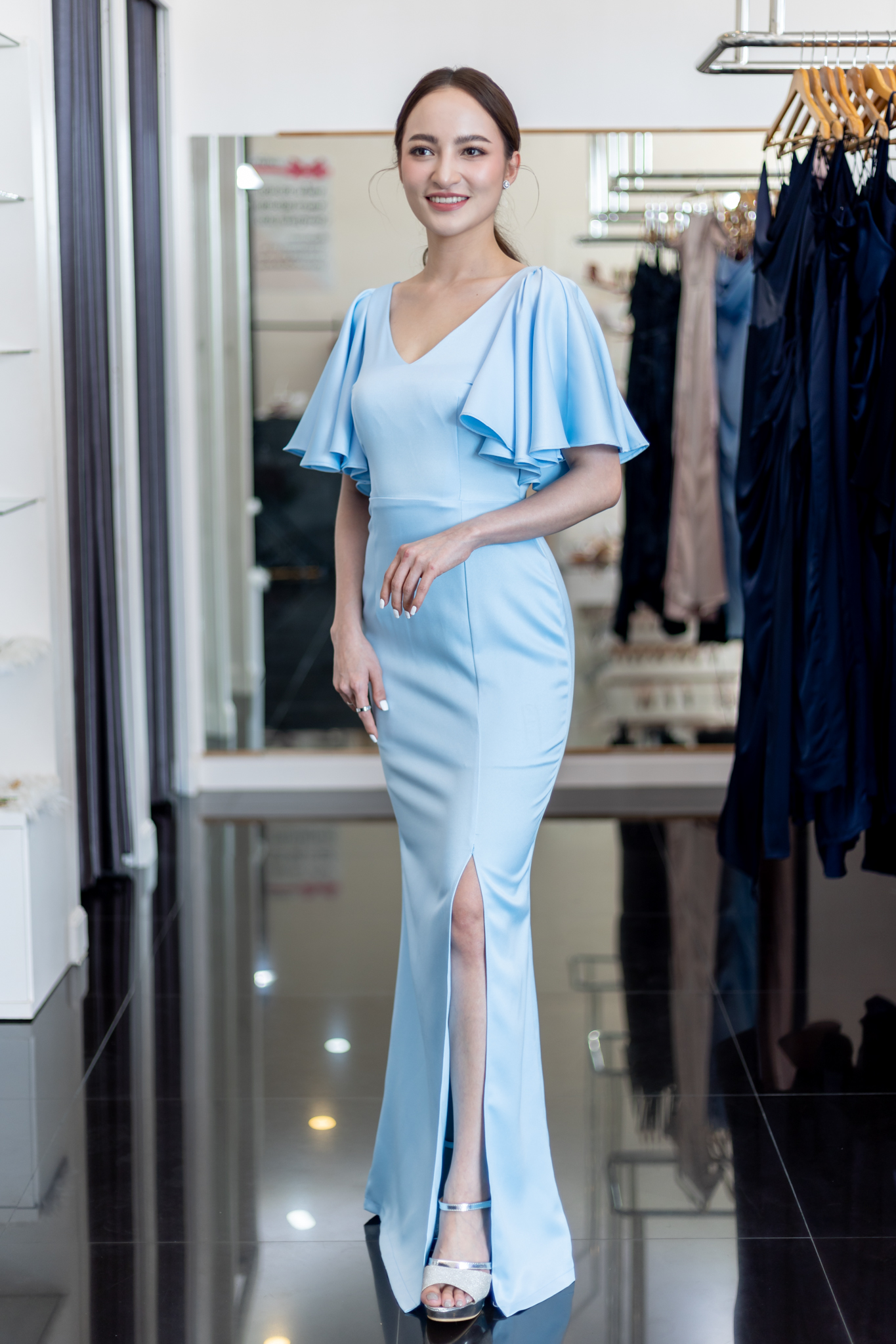 ชุดราตรียาวสีฟ้า แขนระบาย ลุคเรียบหรู สวยสง่าดูดี ใส่เป็นชุดออกงาน ชุดไปงานแต่งงาน ใส่ได้งานกลางวัน/งานเย็น