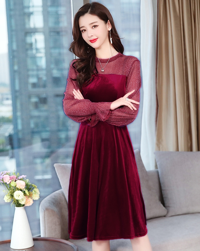 ชุดเดรสสั้นสีแดง ผ้ากำมะหยี ช่วงไหล่-แขนเป็นผ้าซีทรูแต่งกากเพชร กระโปรงสั้นทรงบาน