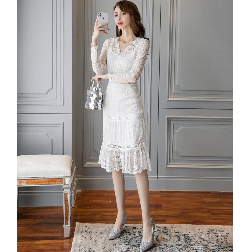 ชุดเดรสสั้นสีขาว ผ้าลูกไม้ ทรงเข้ารูป คอวี แขนยาว แนวเรียบร้อย สวยหวาน ทรงสวย