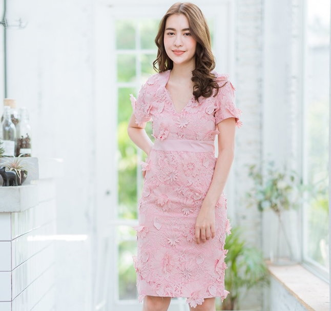 ชุดเดรสสั้นลูกไม้ดอกนูน เดรสทรงสอบ เรียบหรู สวยหวาน ( สี : ชมพู,ฟ้า,แดง )