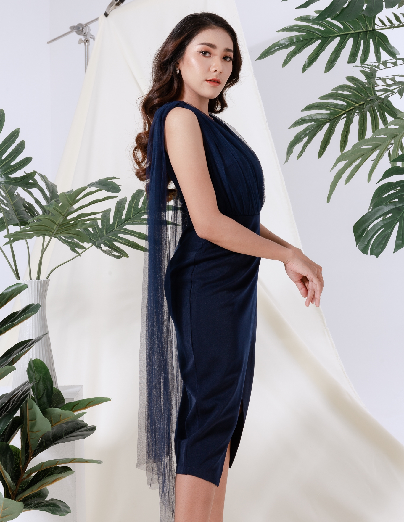 ชุดเดรสออกงานสีน้ำเงินกรมท่า ไหล่แต่งผ้าซีทรู เรียบหรู