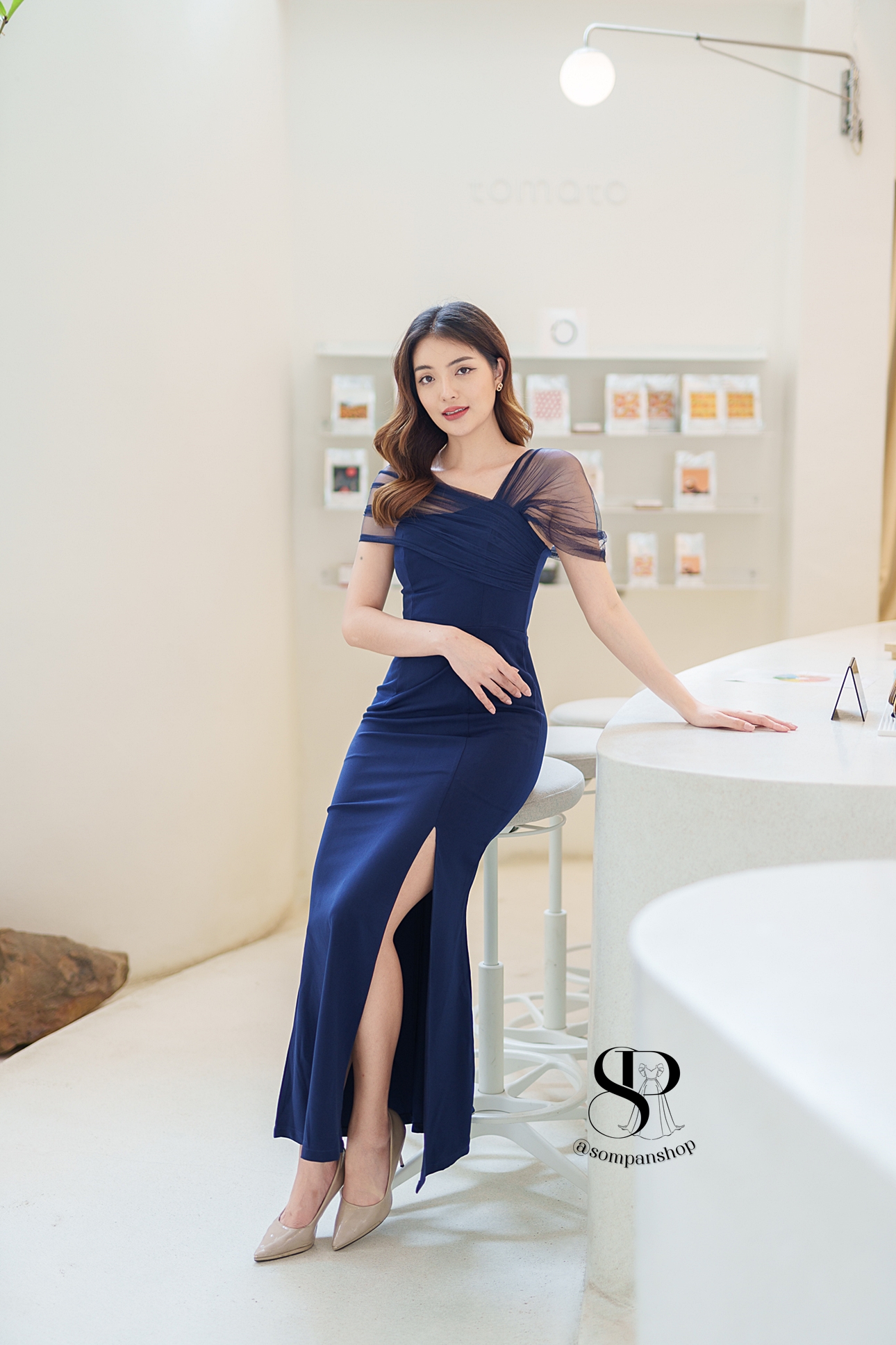 ชุดราตรียาวสีกรมท่า/น้ำเงิน สไตล์เรียบหรูดูแพง ไหล่แต่งผ้าซีทรู กระโปรงยาวผ่าหน้า เหมาะสำหรับใส่เป็นชุดราตรี ชุดไปงานแต่งงาน ชุดเพื่อนเจ้าสาว ชุดไปงานเลี้ยงต่างๆ