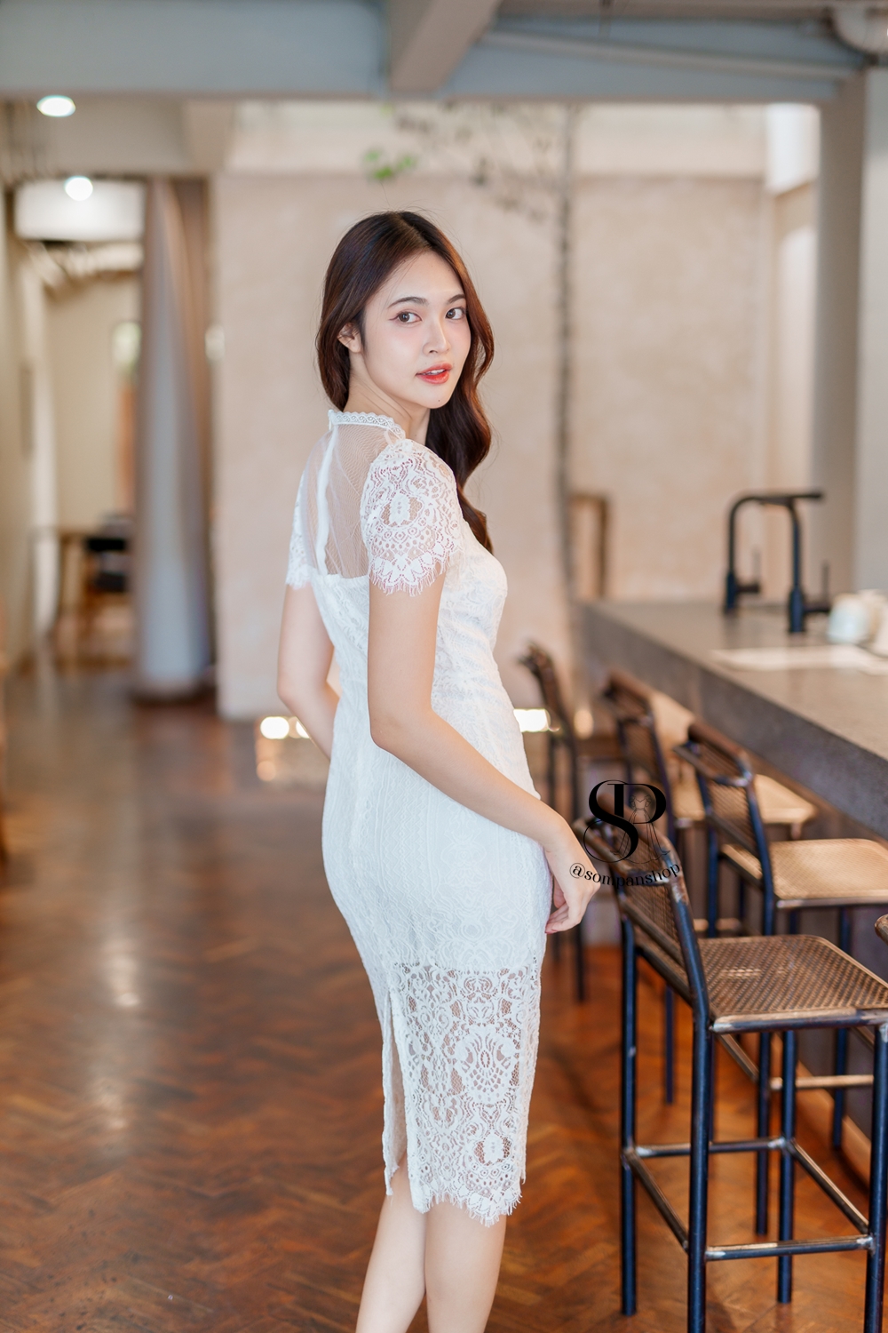 ชุดออกงานสีขาว ผ้าลูกไม้ ทรงเข้ารูป แบบสวยเรียบหรูดูดี ใส่เป็นชุดออกงาน ชุดราตรี ชุดไปงานแต่งงานกลางวัน/งานเลี้ยง