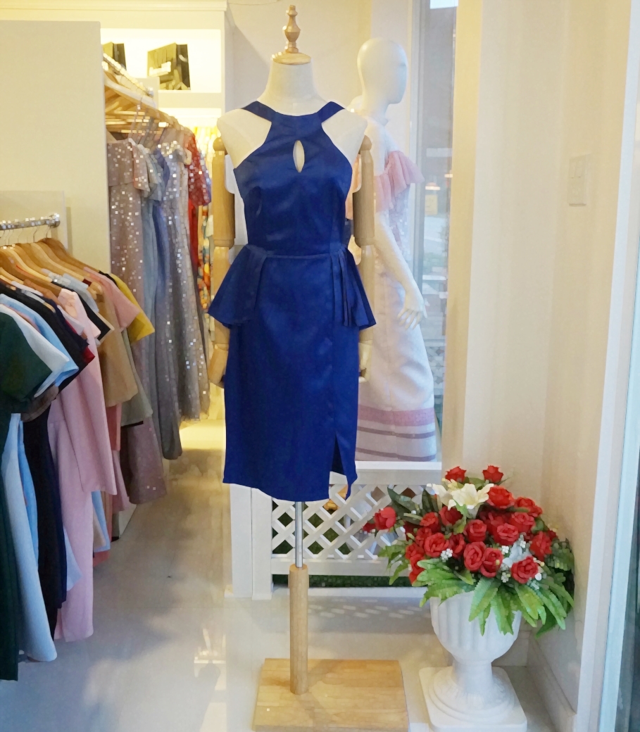 ชุดเดรสสั้นสีน้ำเงิน เข้ารูป แขนกุดเว้าไหล่ เอวระบาย