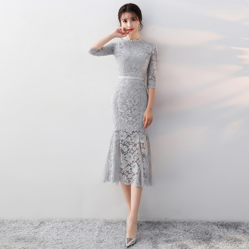 ชุดเดรสยาวสีเทา ผ้าลูกไม้ คอปีน แขนสามส่วน ทรงเข้ารูปกระโปรงทรงหางปลา