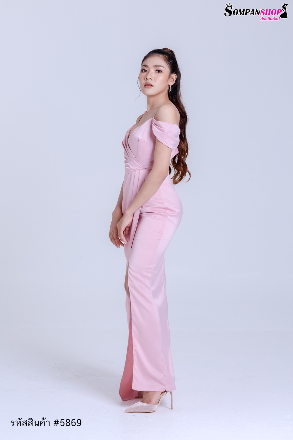 ชุดออกงานสีชมพู เดรสยาวสายเดี่ยวคล้องไหล่ กระโปรงยาวผ่าหน้า แนวเรียบหรู ชุดราตรี ชุดไปงานแต่งงาน