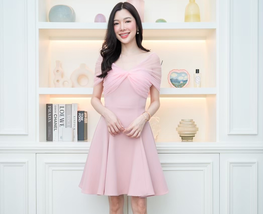 ชุดออกงานสีชมพู เดรสสั้นเปิดไหล่แต่งผ้าซีทรู กระโปรงทรงบาน สวยหวาน น่ารักๆ แบบสวยเรียบหรูดูดี ชุดออกงาน ชุดไปงานแต่ง