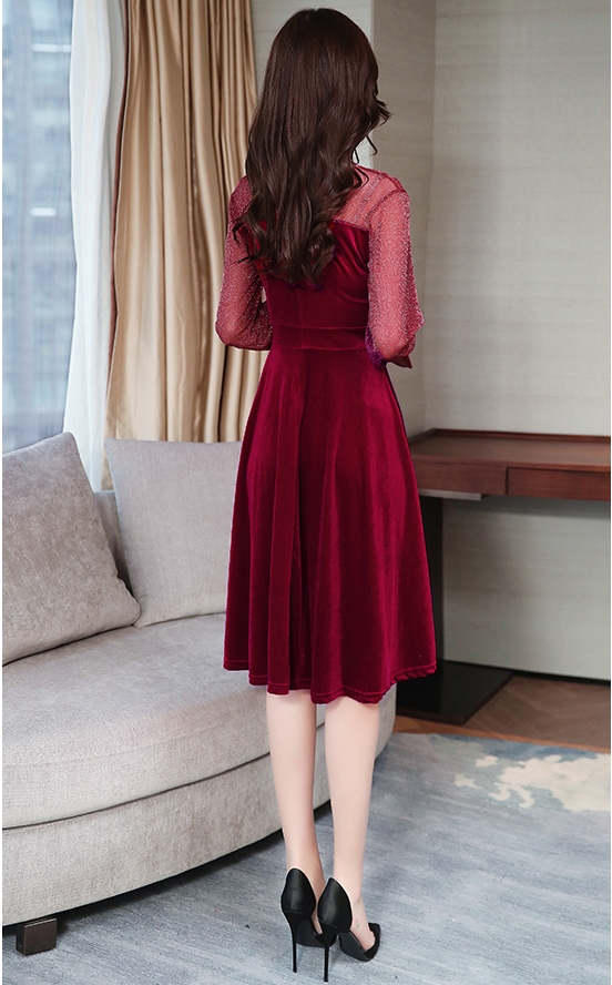 ชุดเดรสสั้นสีแดง ผ้ากำมะหยี ช่วงไหล่-แขนเป็นผ้าซีทรูแต่งกากเพชร กระโปรงสั้นทรงบาน