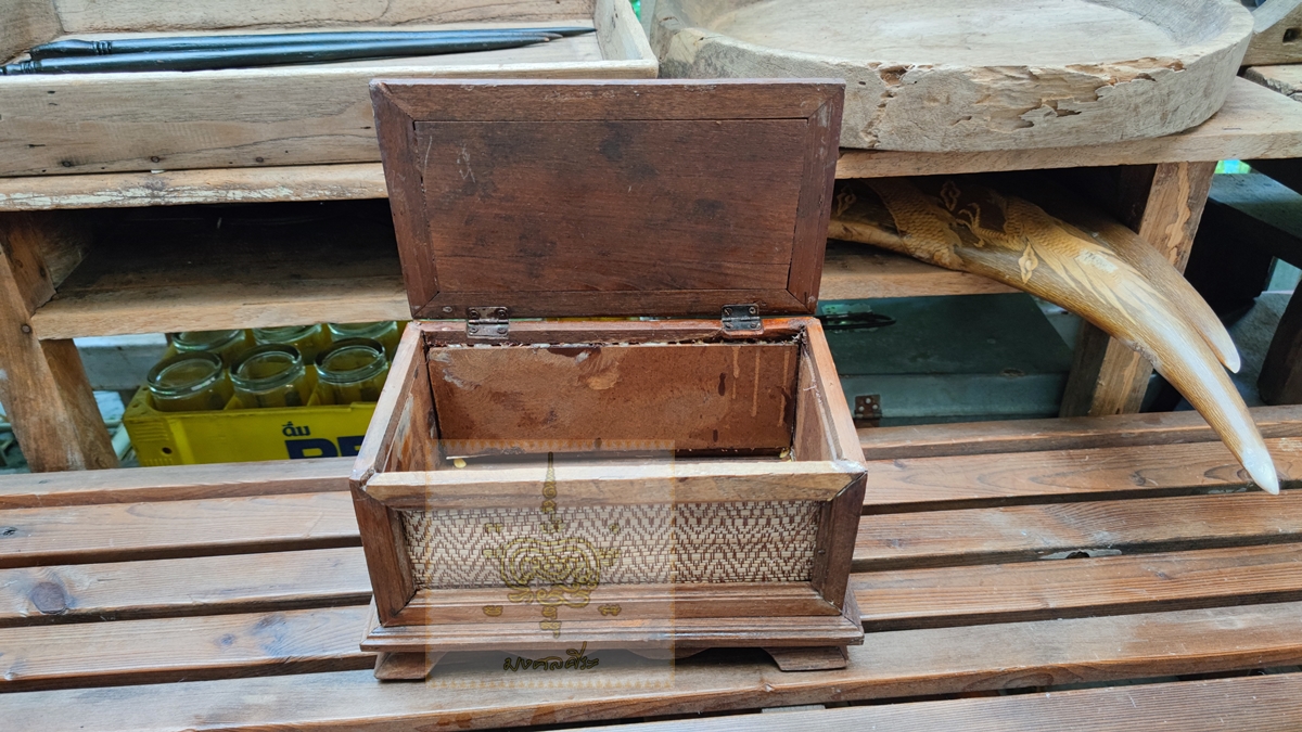 กล่องไม้เก่า ไม้ไผ่ถักลาย