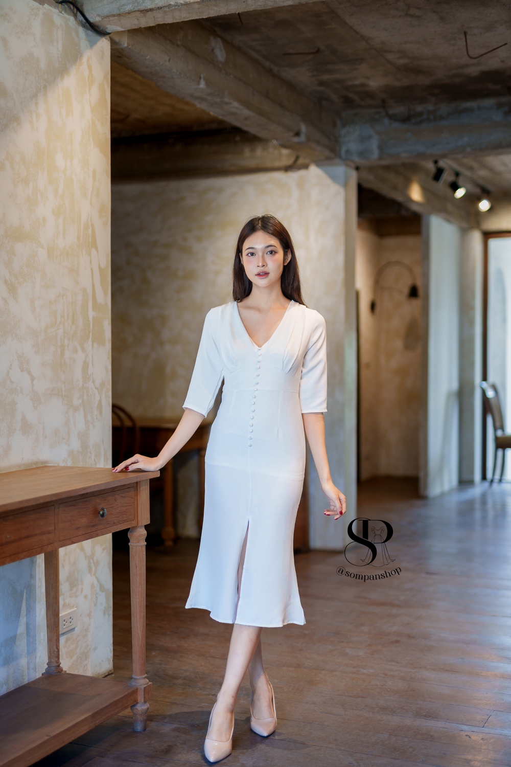 ชุดเดรสออกงานสีขาว คอวี แขนสามส่วน แนวเรียบหรู สวยดูดี ใส่ทำงาน ใส่ออกงาน ไปงานแต่ง