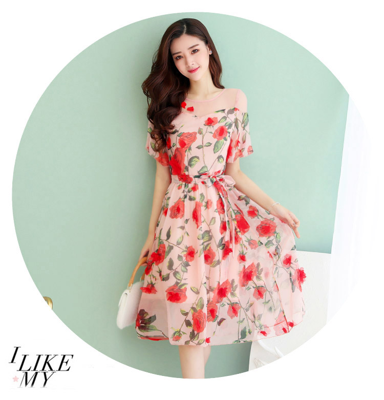 ชุดเดรสสั้นสีชมพูพิมพ์ดอกกุกลาบ ไหล่แต่งซีทรู กระโปรงสั้นทรงบานน่ารักๆ : M L XL 2XL