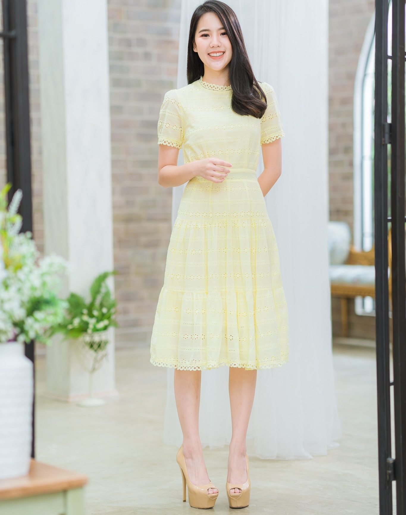 ชุดเดรสสั้นสีเหลือง ผ้าฉลุลาย คอปีน แขนสั้น กระโปรงยาวเลยเข่า