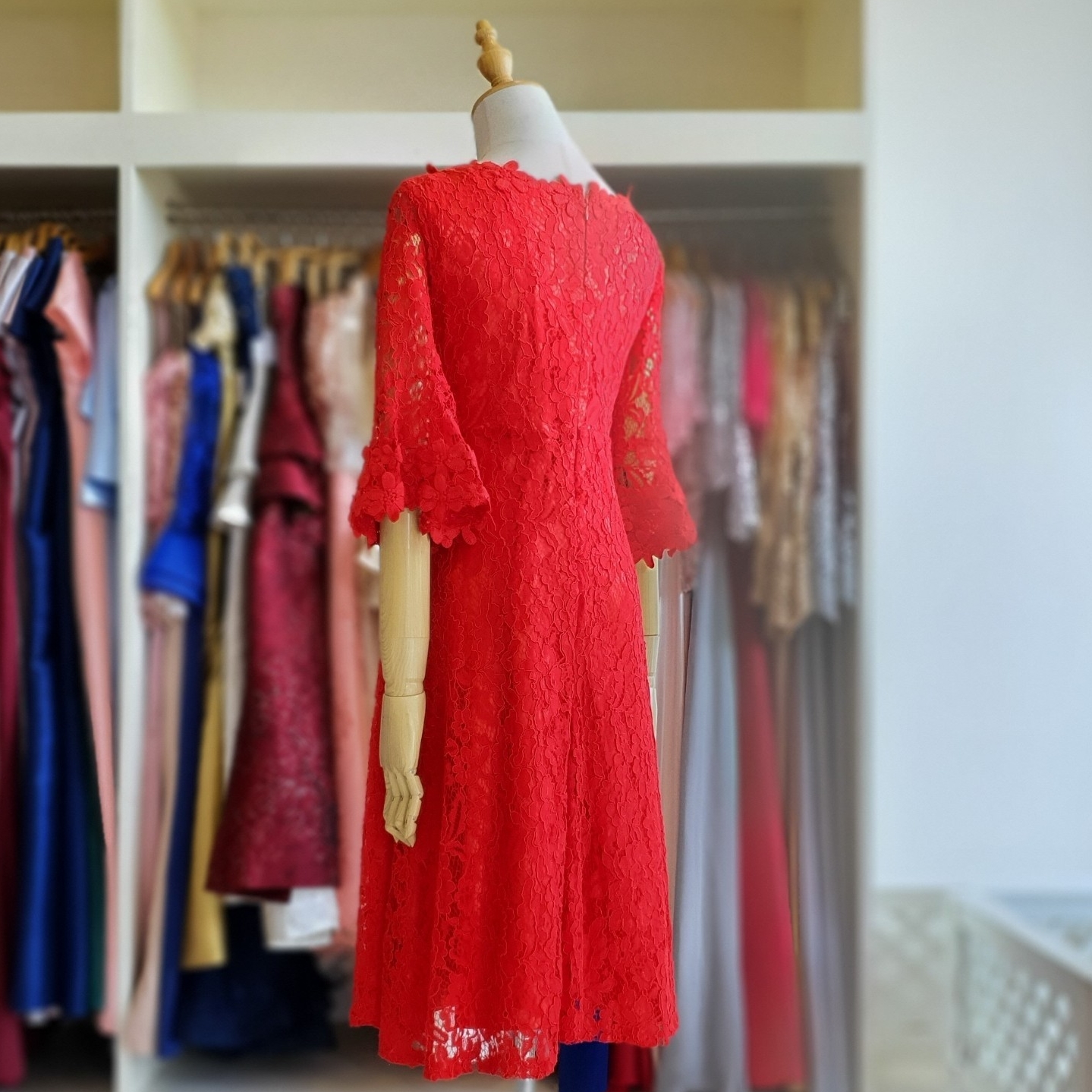 ชุดเดรสสั้นสีแดง ผ้าลูกไม้ สวยหวาน ใส่ดูดีเรียบร้อย