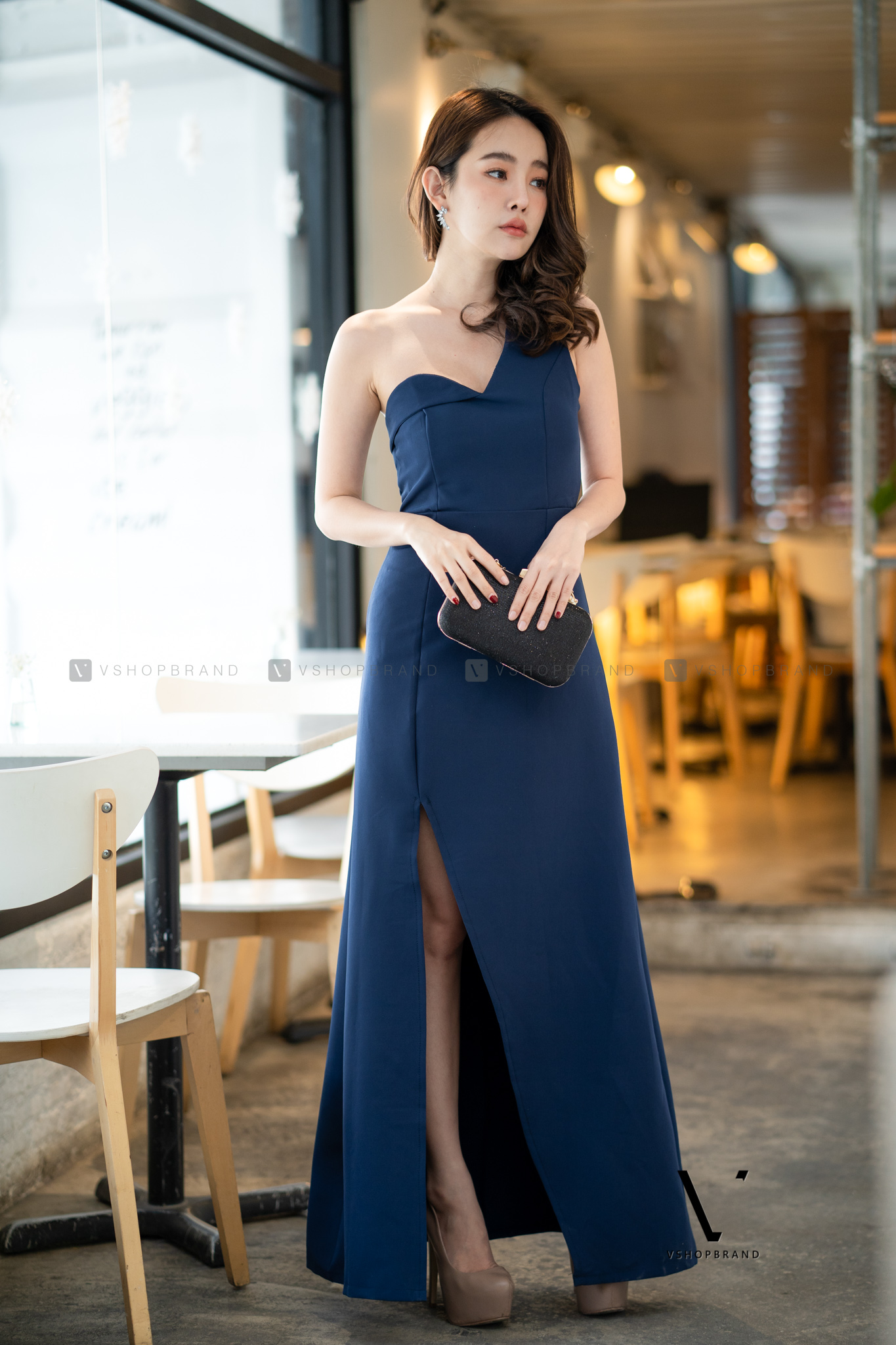 ชุดออกงานสีกรมท่า ไหล่เฉียงข้าง ทรงเข้ารูป กระโปรงยาวผ่าหน้า2ข้าง