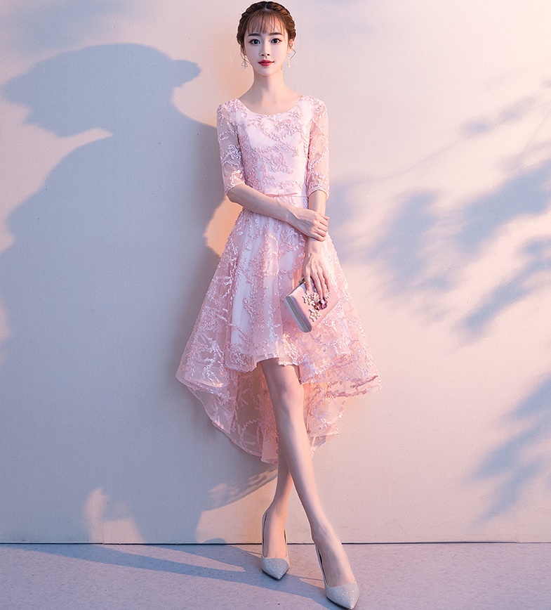 ชุดออกงานราตรียาวสีชมพู ผ้าลูกไม้ปักนูน แขนสามส่วน กระโปรงทรงบานหน้าสั้น-หลังยาว