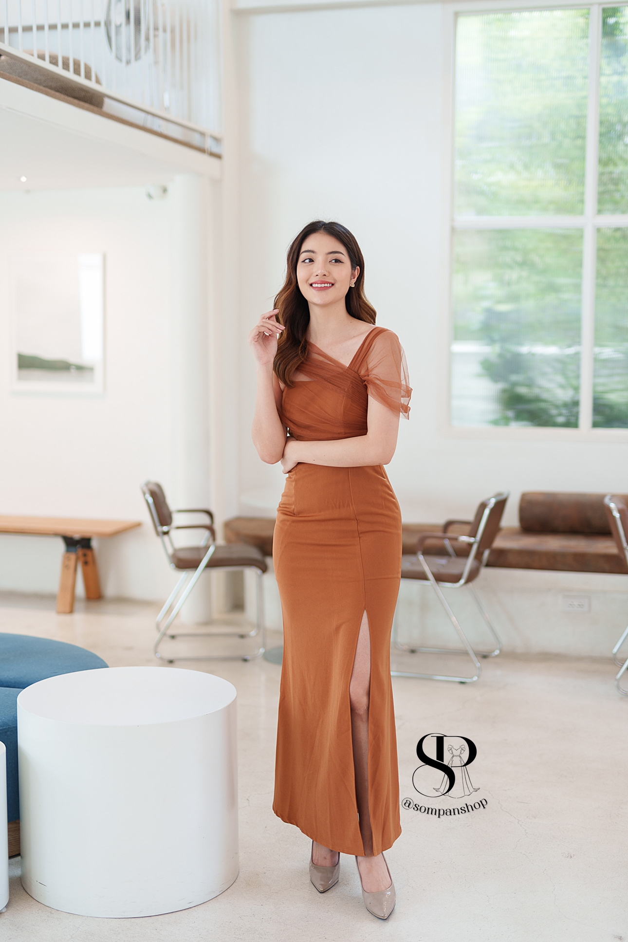 ชุดราตรียาวสีน้ำตาลอิฐ/ส้มอิฐ สไตล์เรียบหรูดูแพง ไหล่แต่งผ้าซีทรู กระโปรงยาวผ่าหน้า เหมาะสำหรับใส่เป็นชุดราตรี ชุดไปงานแต่งงาน ชุดเพื่อนเจ้าสาว ชุดไปงานเลี้ยงต่างๆ