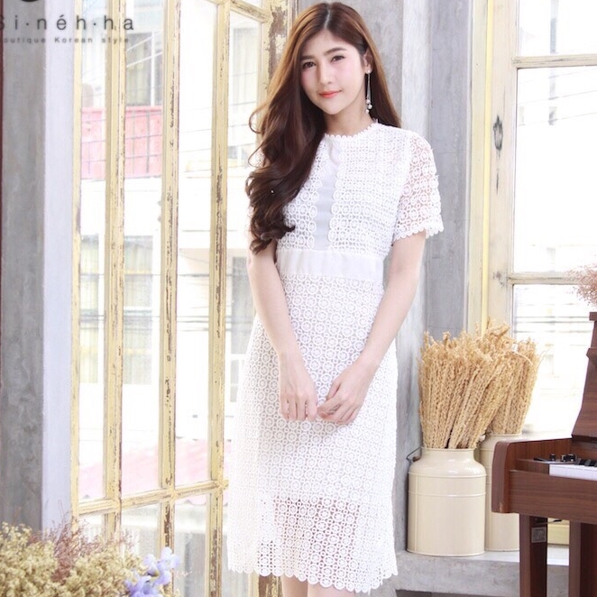 ชุดเดรสออกงานสีขาว เข้ารูป ผ้าลูกไม้ แนวเรียบหรู สวยหวาน สง่า ดูดี