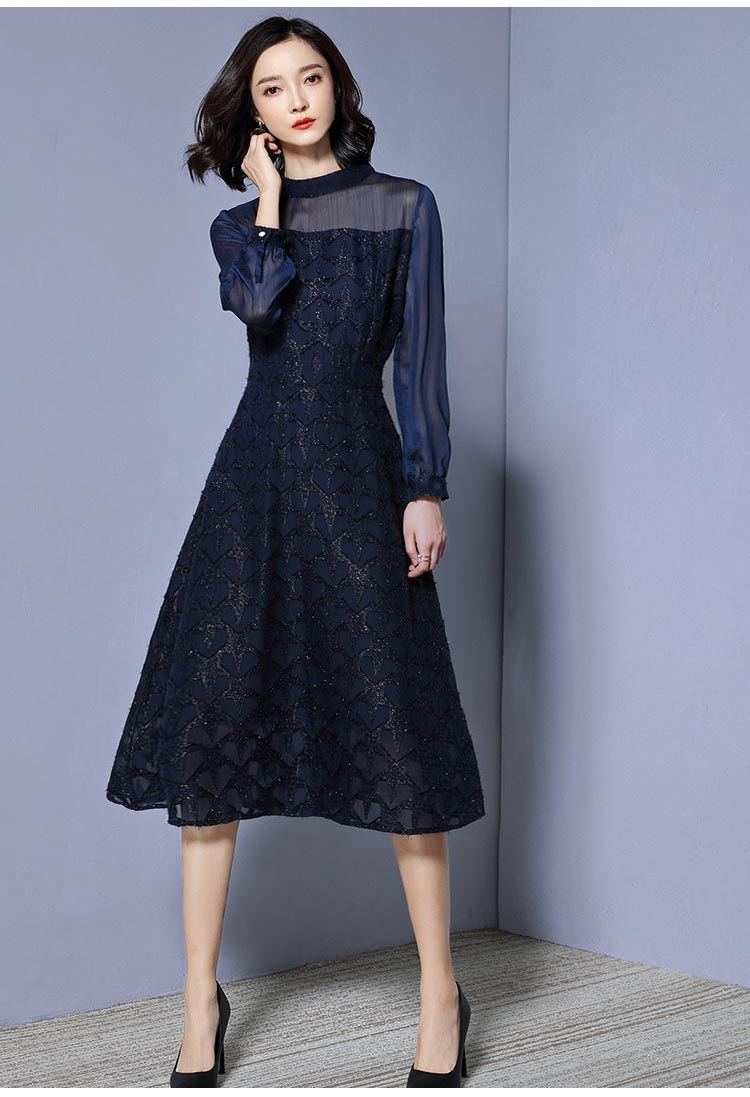 ชุดเดรสสั้นสีน้ำเงินกรมท่า ช่วงไหล่-แขนแต่งซีทรู กระโปรงสั้นทรงเอ ผ้าชีฟองอัดลาย