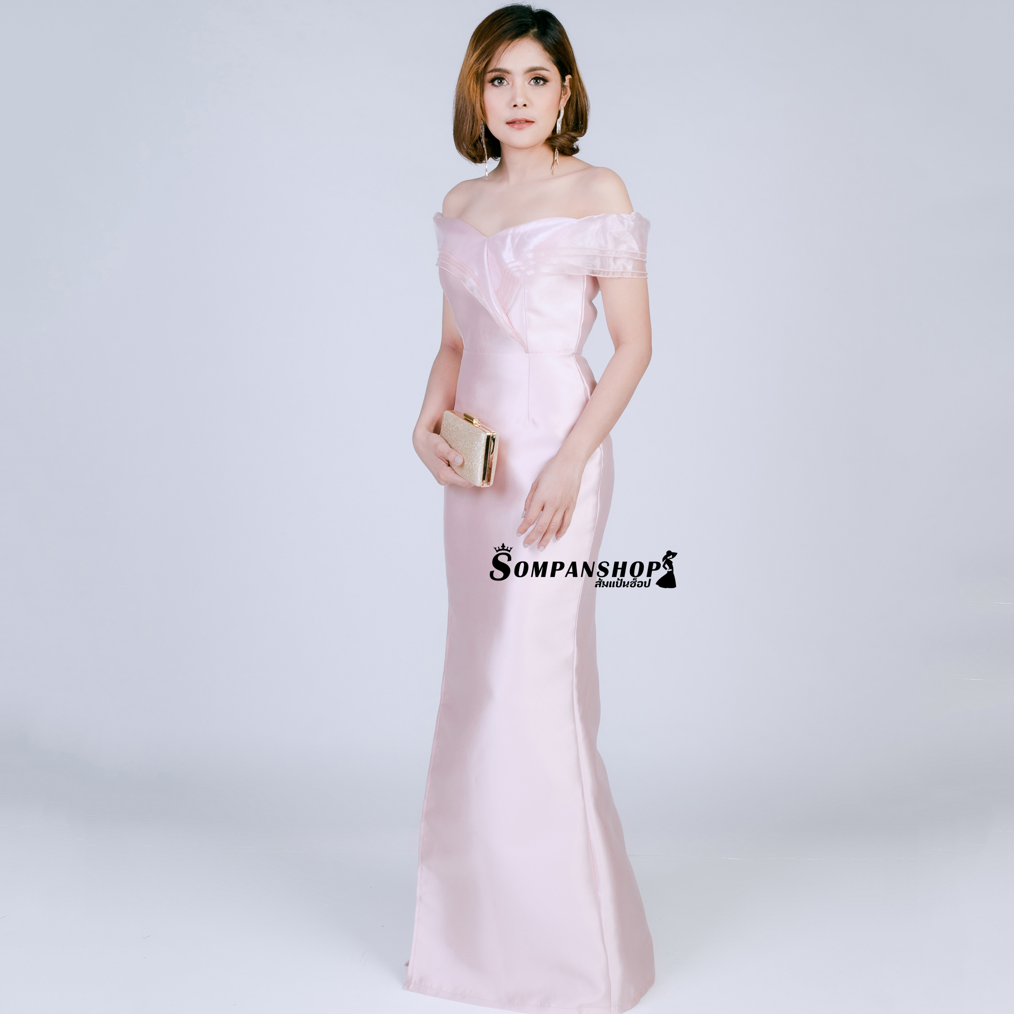 ชุดราตรียาวออกงานสีชมพู ทรงเปิดไหล่ระบายแต่งผ้าไหมแก้ว กระโปรงยาวผ่าหน้า แนวเรียบๆ สวยหรู ดูดี
