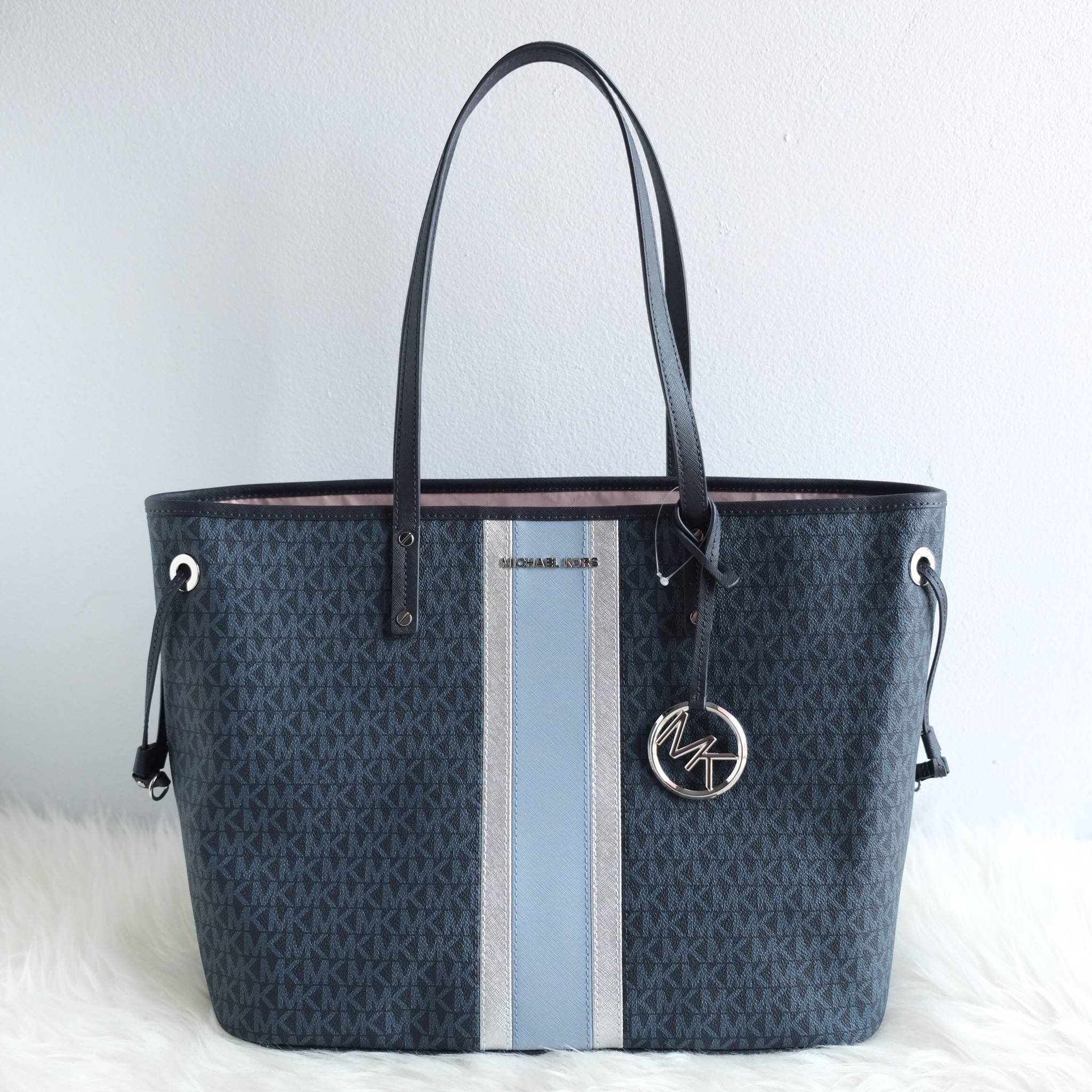 Michael kors lg drawstring tote สีดำ