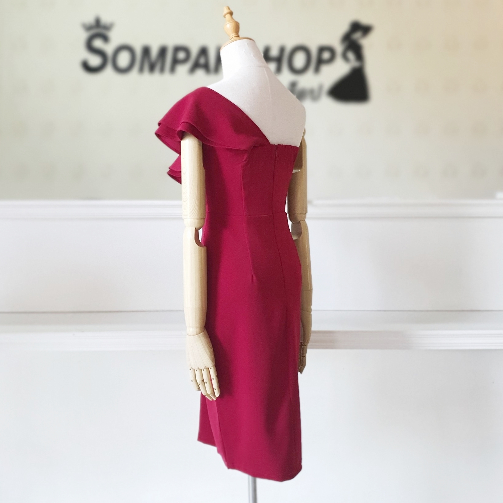 ชุดเดรสสีแดงไหล่เฉียงแระบายทรงเข้ารูป เรียบหรู สวยหรู ชุดราตรี ชุดไปงานแต่ง ชุดออกงาน